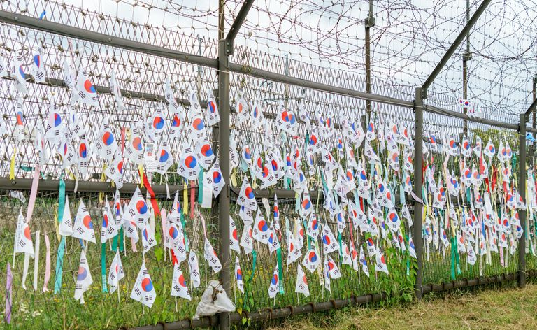 A fronteira decorada com a Coreia do Norte e do Sul