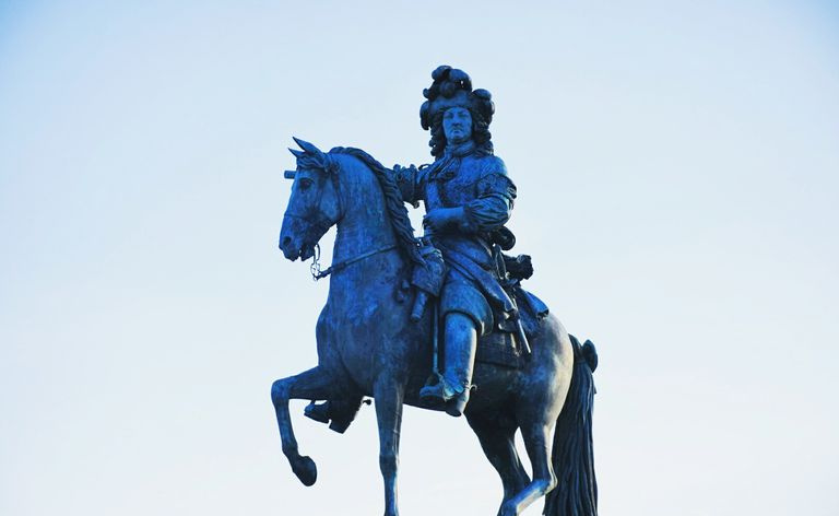 Niski kąt widzenia posągu Ludwika Xiv na tle czystego nieba