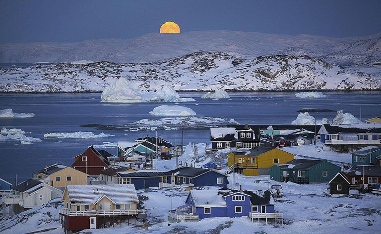 Luna piena, iceberg e case colorate a Ilulissat