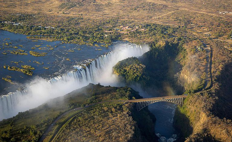 Wodospady Wiktorii: Most na rzece Zambezi w Wodospadach Wiktorii oddziela kraje Zimbabwe i Zambię