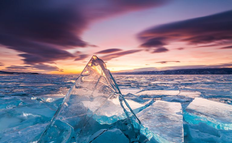 Tramonto sul ghiaccio del lago Baikal, Siberia