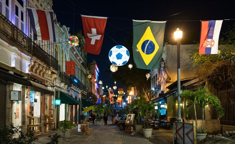Rua dos Bares e Restaurantes decorada para a Copa do Mundo 2018