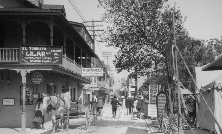 Cavalos e carroças na New Orleans Street em 1900