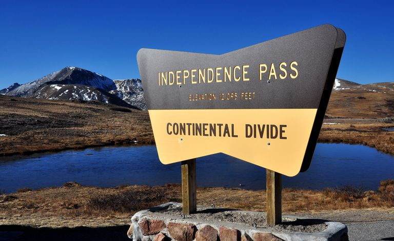 Un segno del Colorado segna il Continental Divide