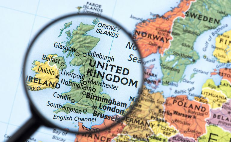 Une loupe sur une carte du Royaume-Uni