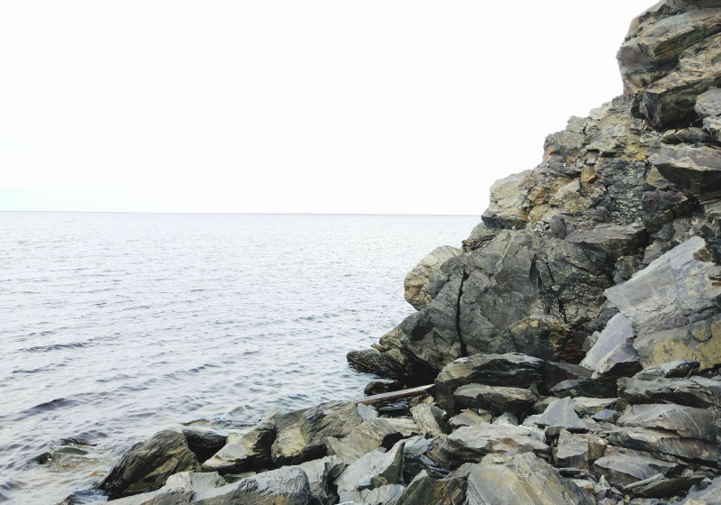 Skalisty brzeg nad morzem na tle nieba w pobliżu Tiksi, Rosja