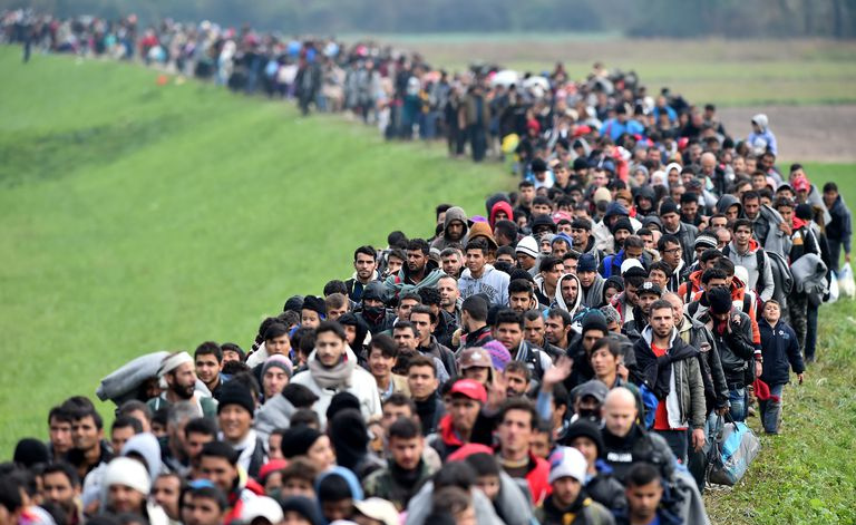 Migranter krysser inn i Slovenia