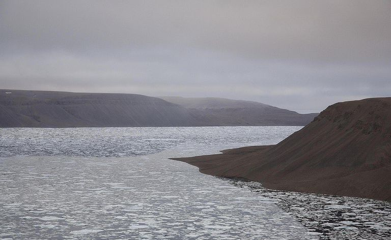 Mer avec glace et falaises - vue élevée de l