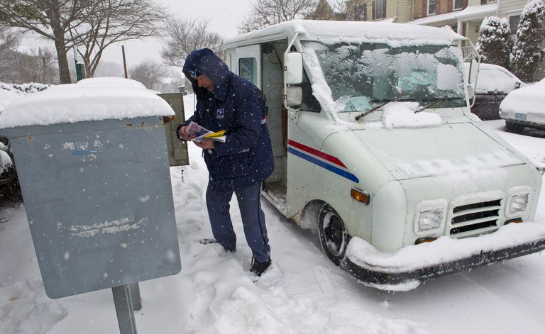 Poczta USPS dostarczająca pocztę w śnieżny dzień