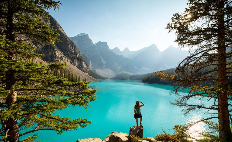 Caminhada em um lago de montanha cênico