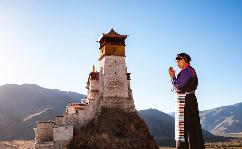 Mulher tibetana idosa em trajes tradicionais, Tibete