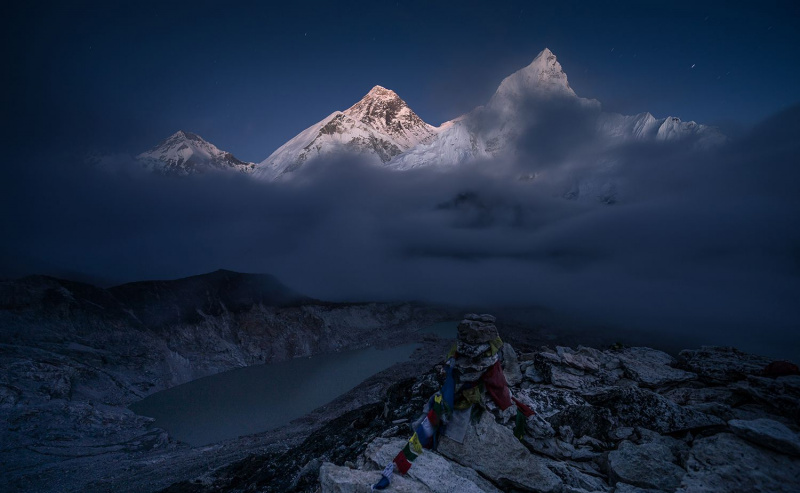 Vista da montanha do Everest no topo do ponto de vista de Kalapattar à noite, região do Everest, Nepal