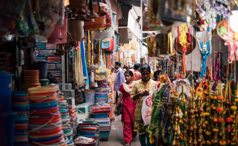 Acquirenti in vicolo a Mumbai, India