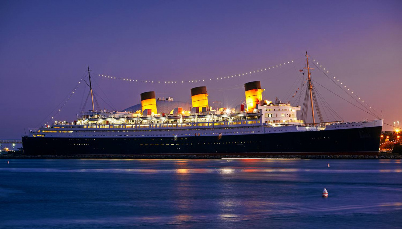 Un transatlantico art déco del 1936 ora ormeggiato permanentemente al porto di Long Beach.