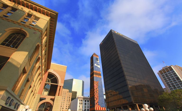Horton Plaza, San Diego in una luminosa giornata di sole.