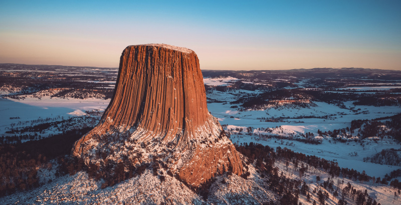 Widok z lotu ptaka Devils Tower National Monument na tle nieba podczas zachodu słońca w zimie