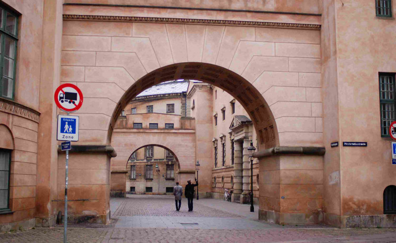 Ludzie przechodzący przez stare łuki w Kopenhadze
