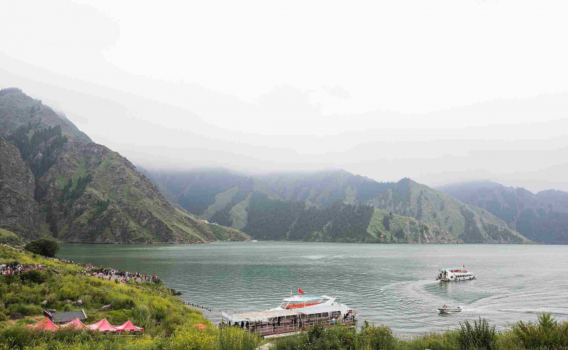 Vue panoramique des bateaux dans le lac