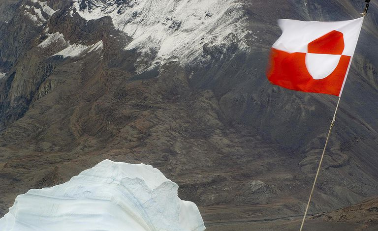 La bandiera della Groenlandia sventola al vento