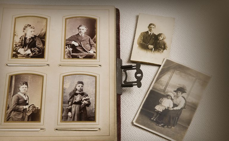 Archiwalny album ze zdjęciami rodzinnymi i dokumenty