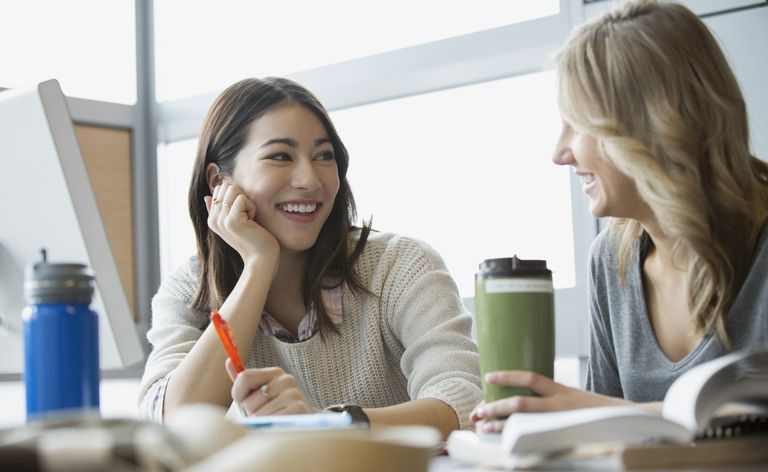 College-Studenten unterhalten sich am Tisch