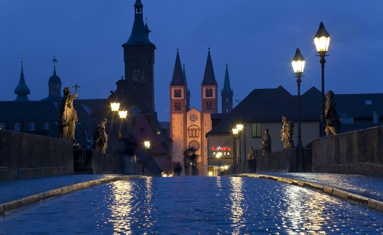 Stary most w deszczu o zmierzchu, Wurzburg i Men, Bawaria, Niemcy