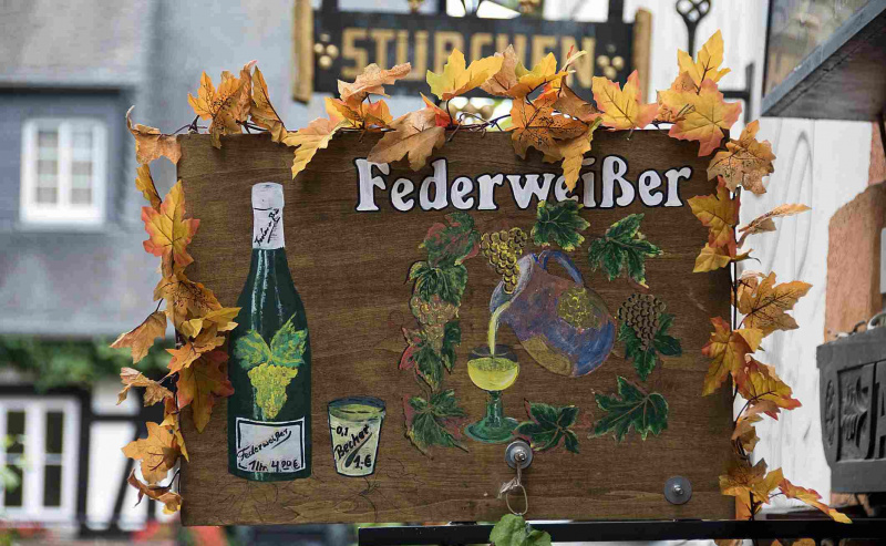Weinladenschild in deutscher Sprache.