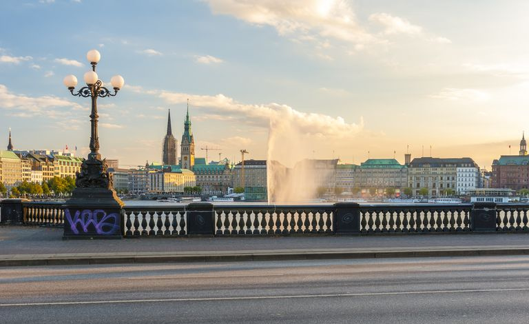 Niemcy, Hamburg, jezioro Inner Alster, widok z mostu Lombard w wieczornym świetle