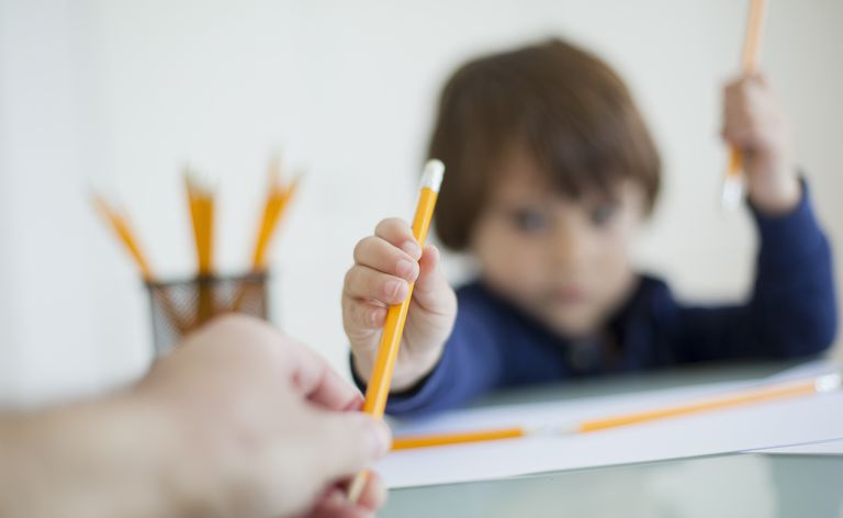 Père donne un crayon à son enfant