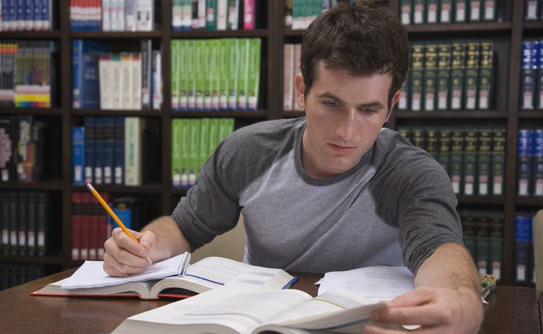 Students mācās bibliotēkā