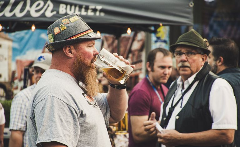 Deutsche Männer trinken Bier bei einer Outdoor-Veranstaltung.