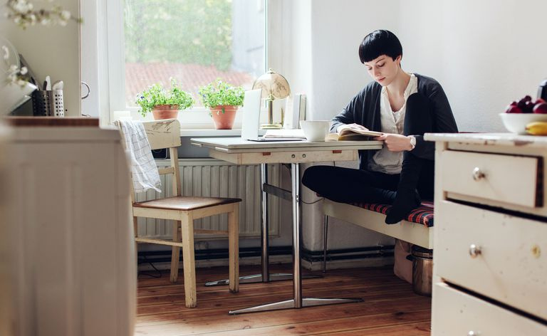 Studentessa Che Legge Un Libro Nella Sua Cucina