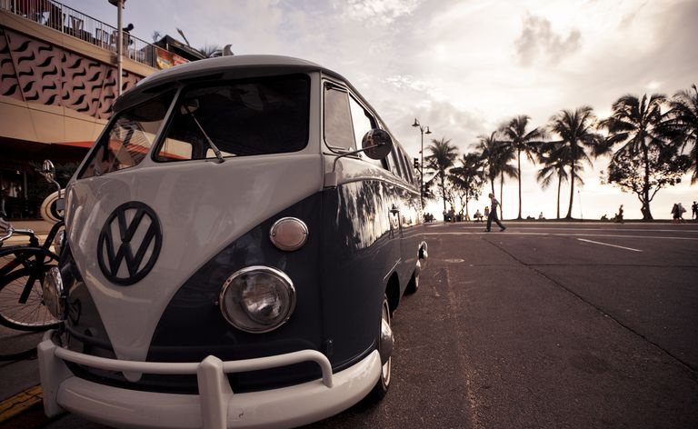 Volkswagen kombinētais furgons Waikiki bulvārī.