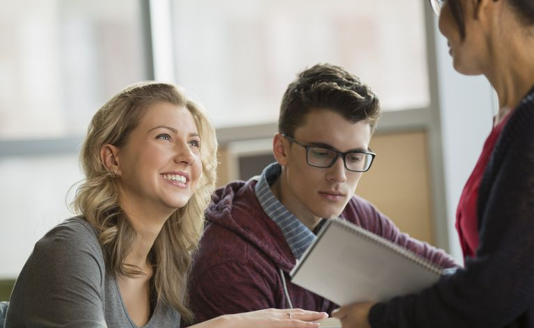 Profesors runā ar koledžas studentiem