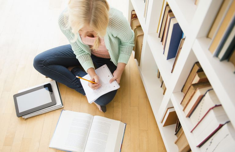 Frau, die in der Bibliothek studiert