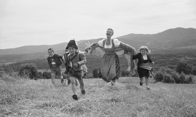 Mary Martin i dzieci na zdjęciu reklamowym dla Sound of Music