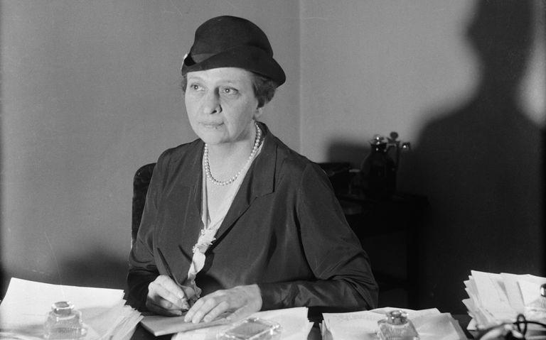 Fotografía de Frances Perkins en su escritorio