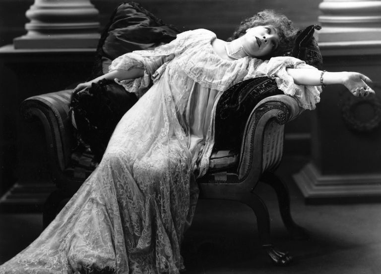Aktorka Sarah Bernhardt siedzi na scenie w przedstawieniu teatralnym