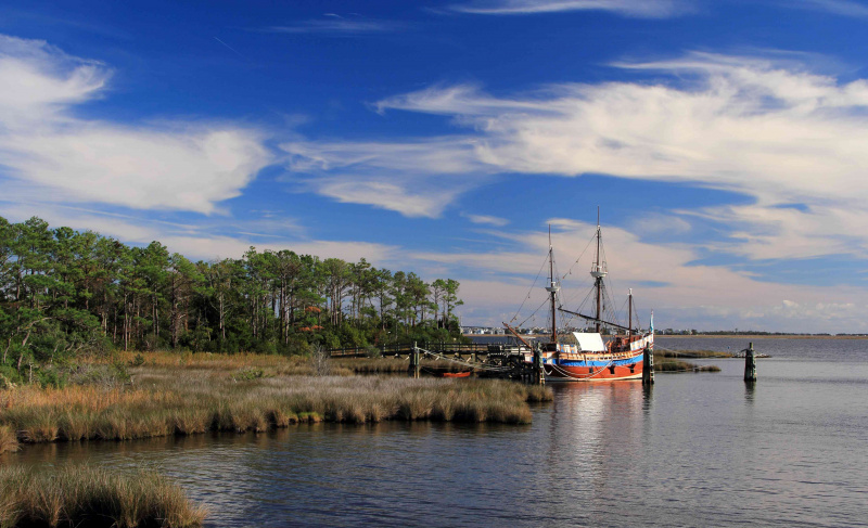 Navio pirata ancorado em um porto da Carolina do Norte