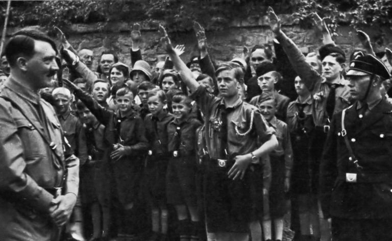 Adolf Hitler avec des jeunes saxons en uniforme en 1933