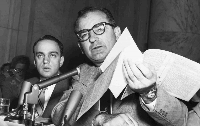 Photo du sénateur Joseph McCarthy tenant des papiers.