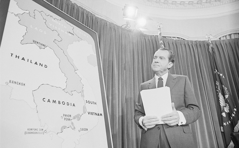 Le président Nixon debout à la carte du Cambodge