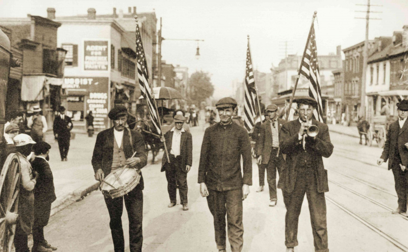 Den amerikanske politikeren Jacob Coxey leder en gruppe menn på en marsj fra Massillon, Ohio, til Washington, D.C.
