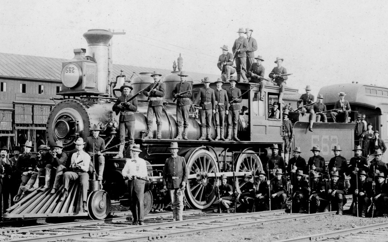 Væpnede soldater poserer med lokomotiv under Pullman Strike