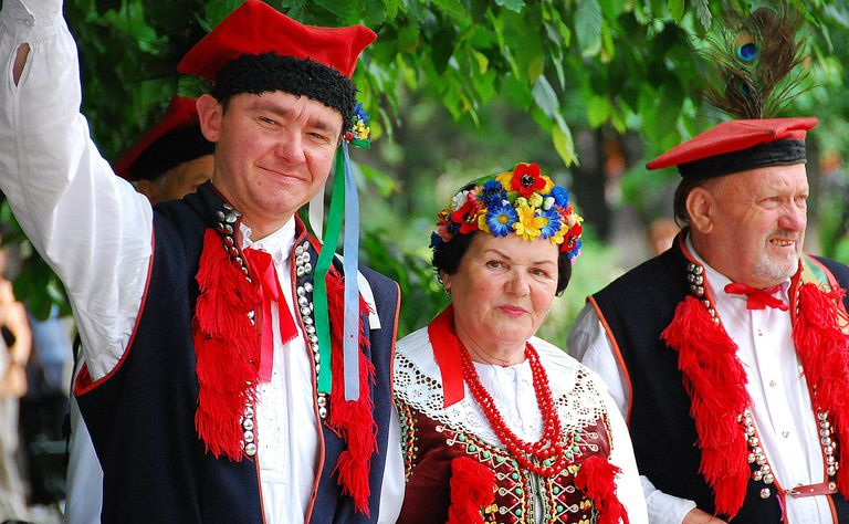 En gruppe voksne polakker i tradisjonell polsk kostyme i Krakow, Polen.