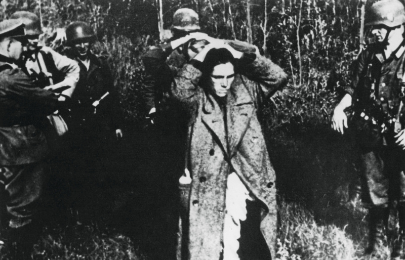 Soldati tedeschi con prigionieri russi, Russia, 1941