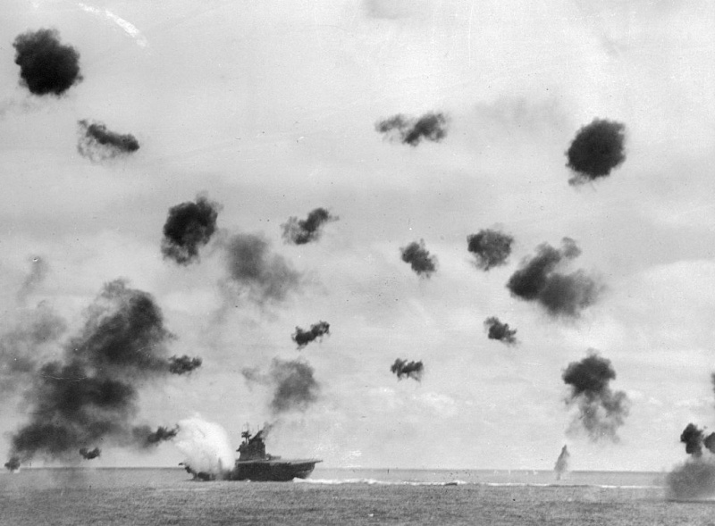 La portaerei Yorktown viene colpita da un bombardiere giapponese
