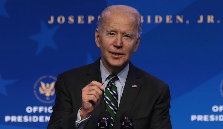Joe Biden hablando detrás de un micrófono