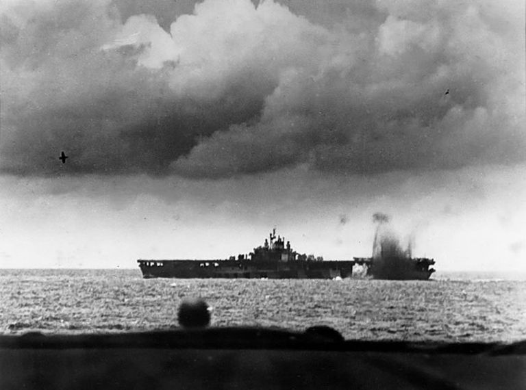 Portaaviones USS Bunker Hill bajo ataque