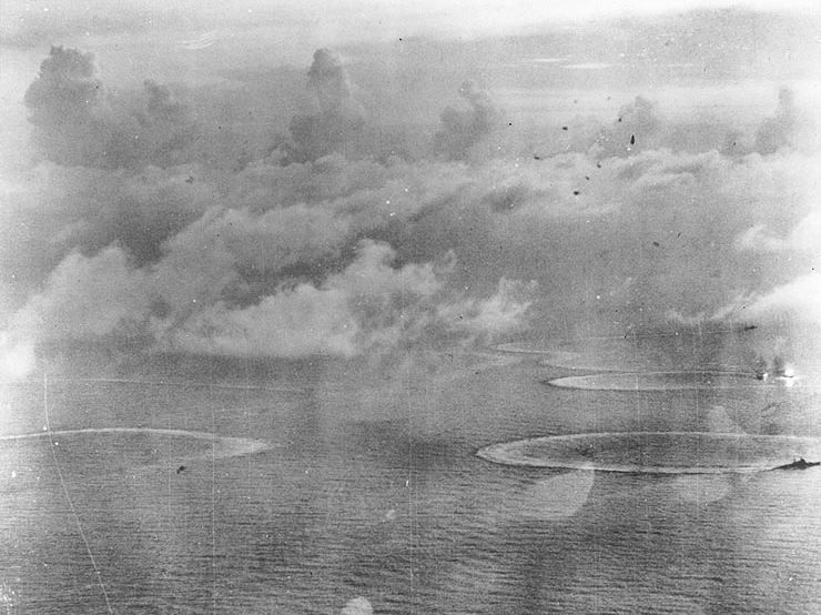 Foto aérea de portaaviones japoneses atacados por aviones estadounidenses.